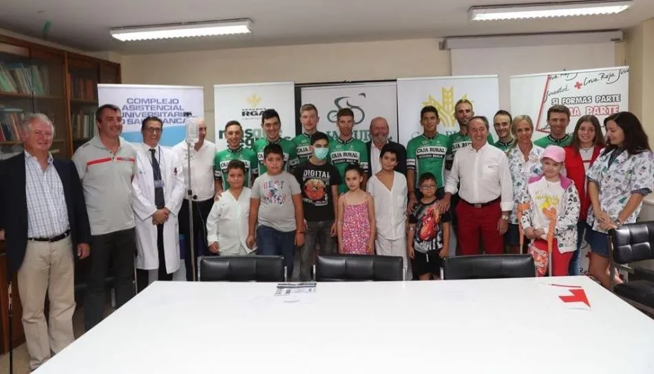 Corredores del Caja Rural-Seguros RGA junto a un grupo de menores ingresados en el Clínico