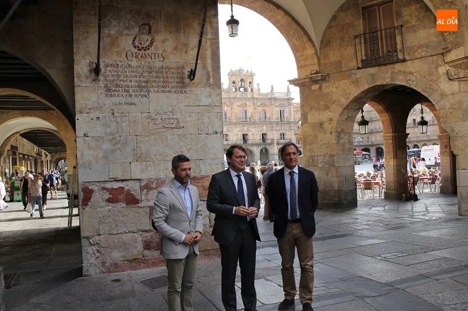 Alfonso Fernández Mañueco, en el centro, junto a los concejales Julio López y Carlos Garcia Carbayo, junto a la inscripción dedicada a Cervantes
