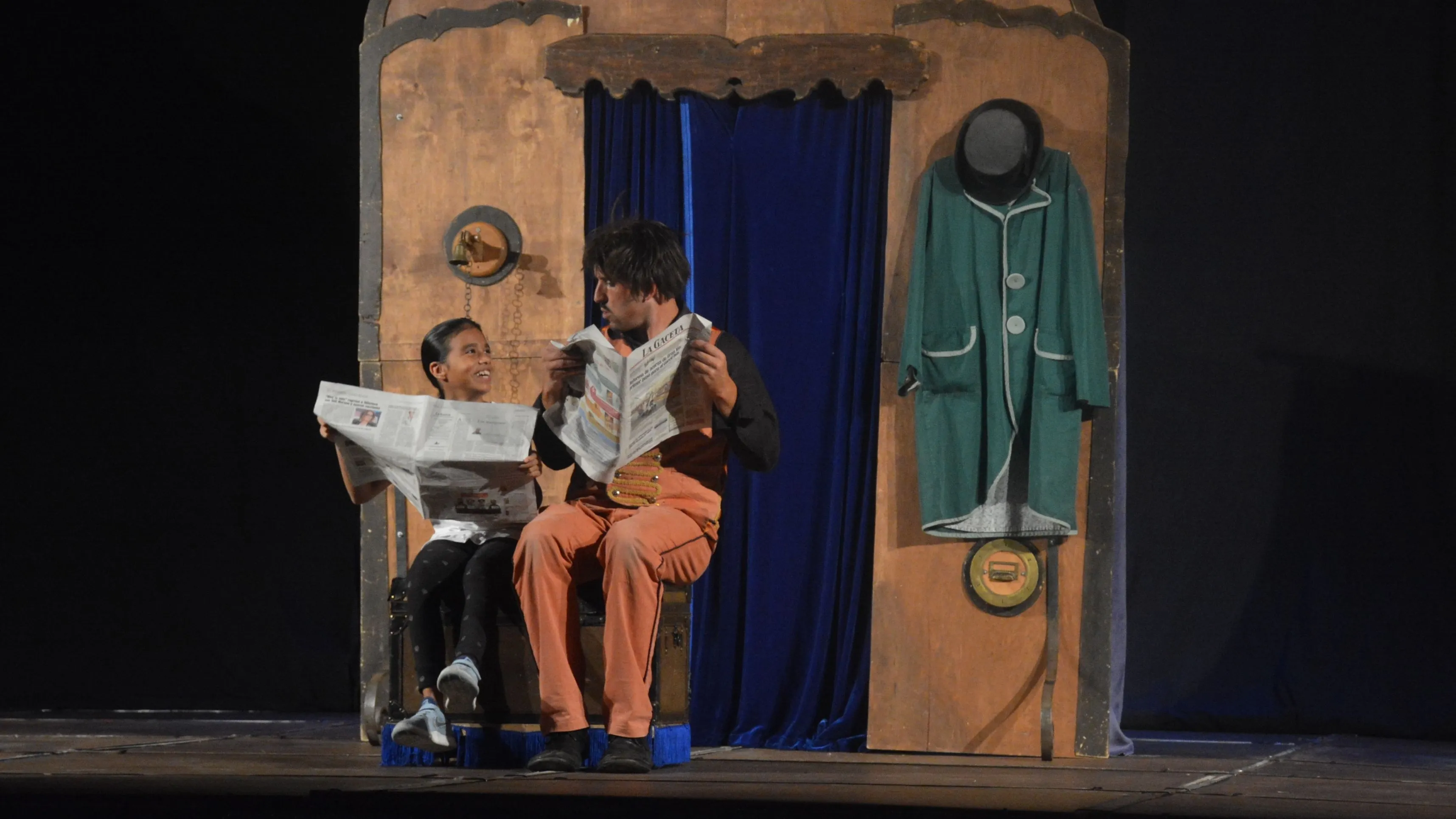 Nando Caneca con su número de magia y risa