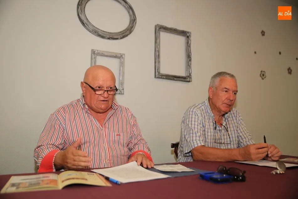 Fermín González Vicente, acompañado de Luis Gutiérrez, moderador de la tertulia