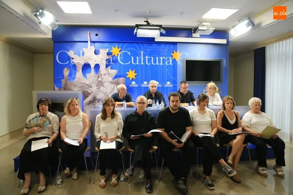 Participantes en la conferencia y lectura organizada en la Sala de la Palabra