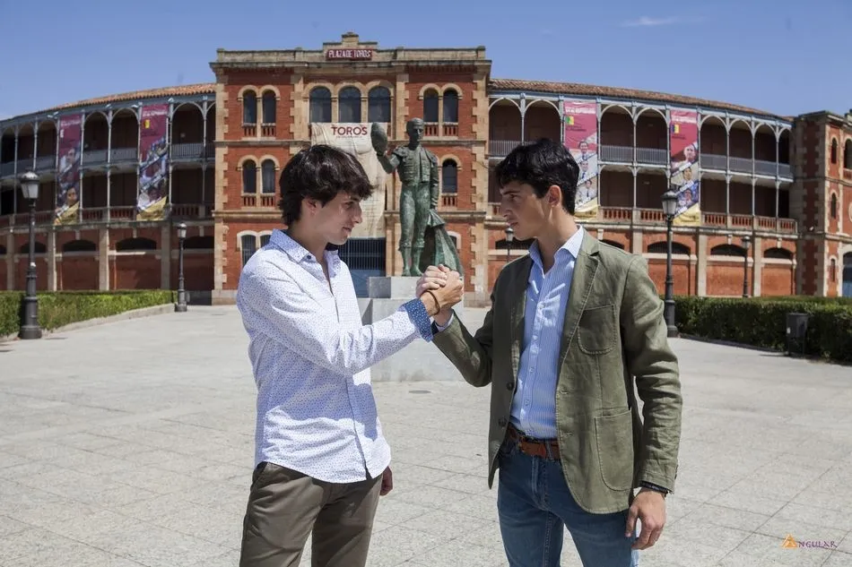 Antonio Grande y David Salvador en las inmediaciones de la plaza de toros de La Glorieta | FOTOS: PABLO ANGULAR