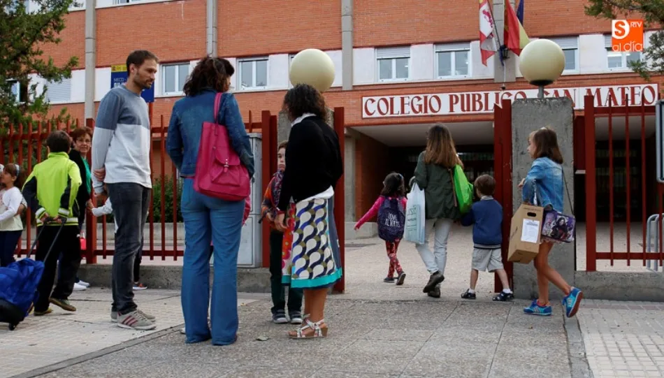Alumnos y familiares a la entrada del CEIP San Mateo, en Salamanca