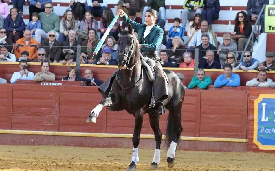 La rejoneadora francesa Lea Vicens | CULTORO