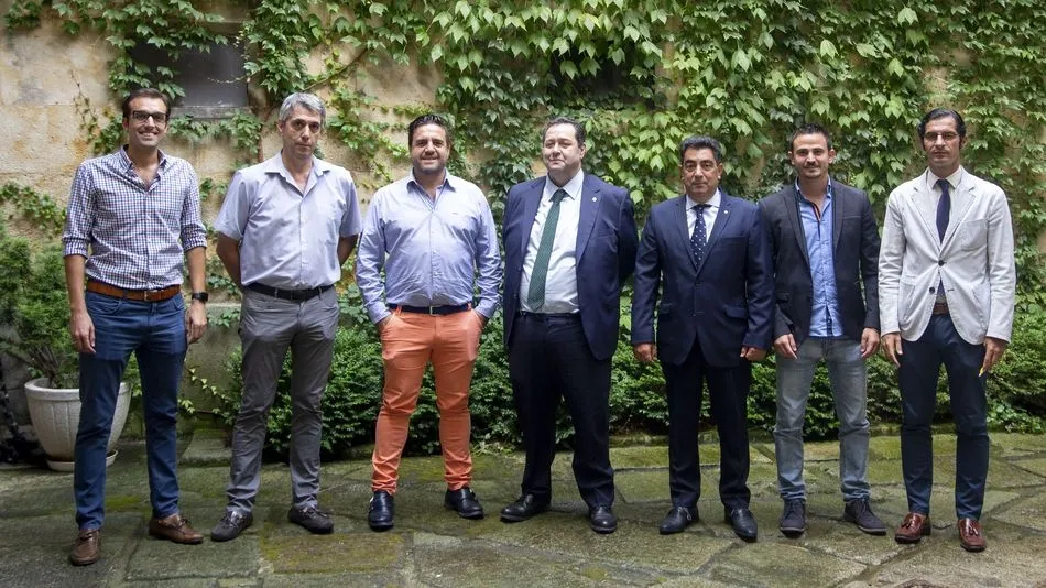 El presidente del Guijuelo, con el de la Cámara y otros representantes institucionales.