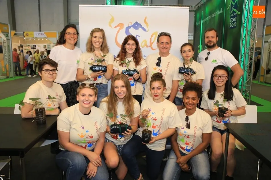 Los voluntarios de la Oficina Verde de la Usal, en el taller de reciclaje y huerto ecológico en Salamaq18