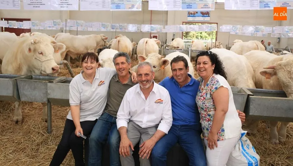 Visitantes y ganaderos de charolés, en el primer día de Salamaq. Fotos: Alberto Martín