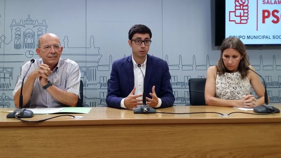 El portavoz del Grupo Municipal Socialista en el Ayuntamiento de Salamanca, José Luis Mateos, junto a los concejales Arturo Ferreras y Almudena Timón