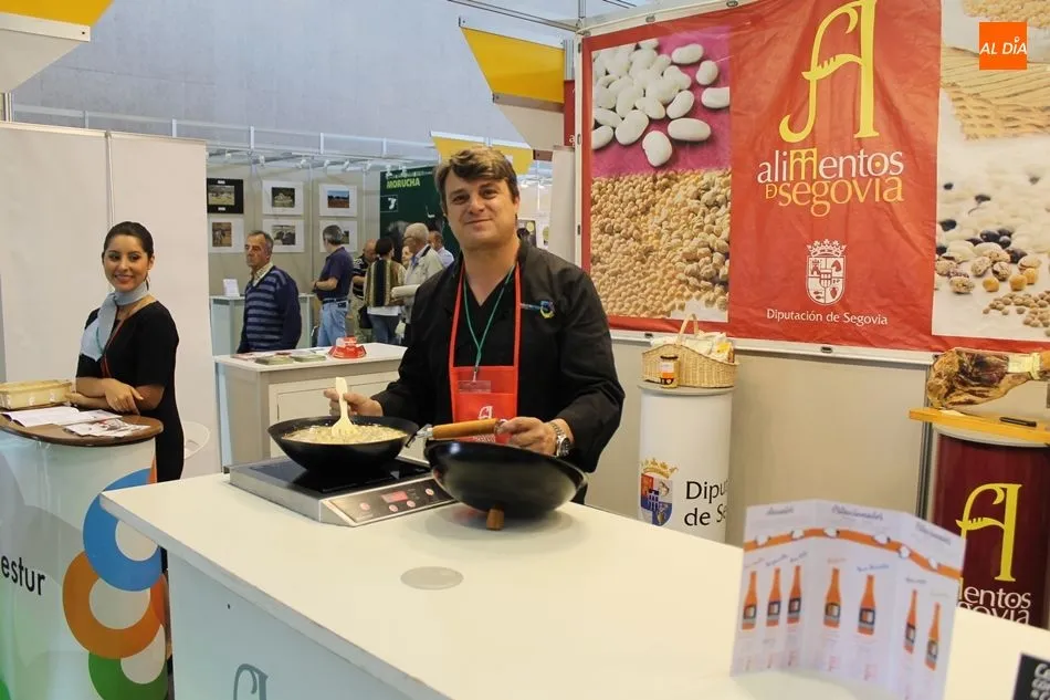 La preparación de los garbanzos con angulas, en el stand de Segovia, ha despertado la curiosidad del público