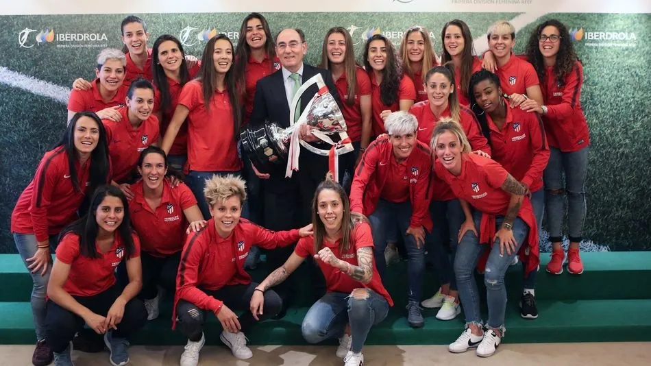 El presidente de Iberdrola, el salmantino Ignacio Sánchez Galán, con las jugadoras del Atlético de Madrid.