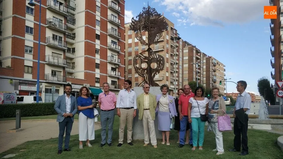 El autor y el alcalde, junto a familiares, amigos y responsables. Fotos: Lydia González