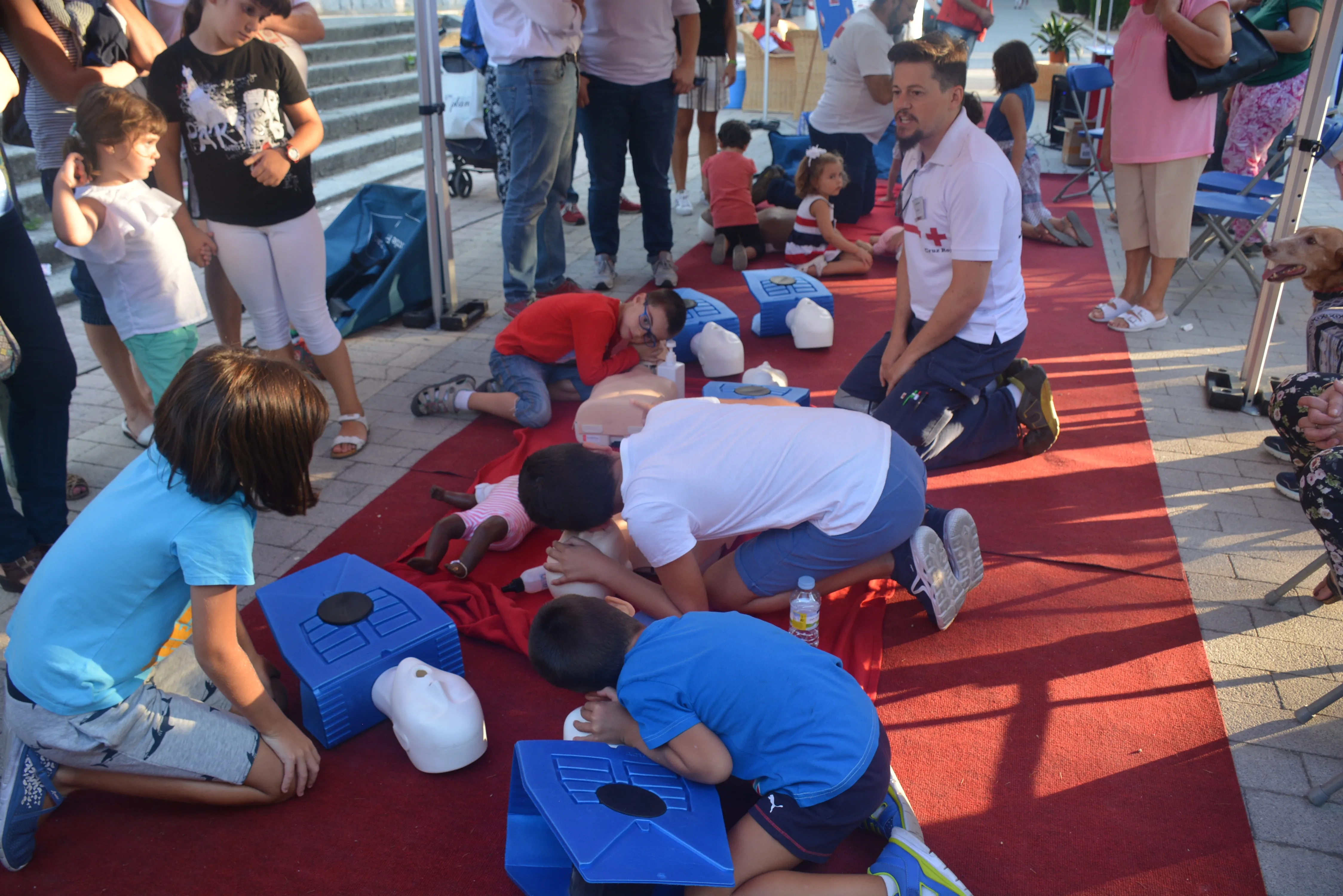 Pequeños y mayores participaron y atendieron a la demostración. Fotos: Lydia González
