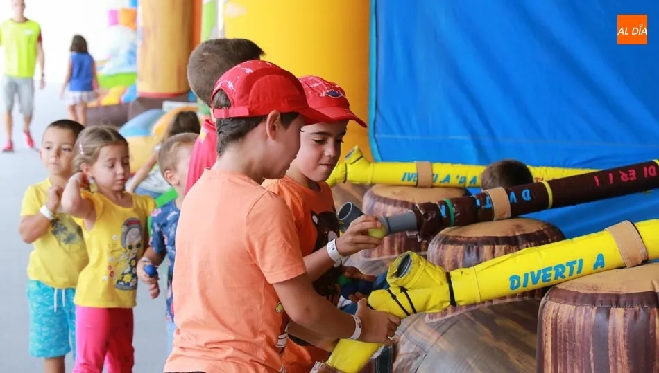Los más pequeños, en la zona infantil de Salamaq. Fotos: Alberto Martín