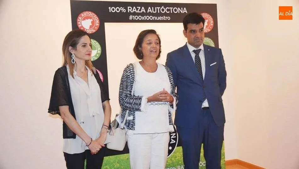 La directora general de Producciones y Mercados Agrarios, del Ministerio de Agricultura, Pesca y Alimentación, Esperanza Orellana Moraleda, en el centro, en la inauguración de esta muestra fotográfica. Foto de Lydia González