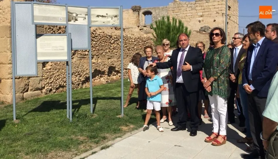 La consejera de Cultura y Turismo, Mª Josefa Garcia Cirac, en el centro, en la inauguración de esta ruta en Mancera de Abajo