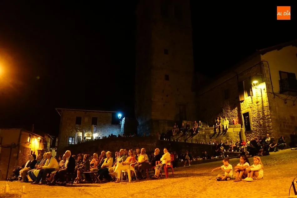 La noche de las velas sumerge a los vecinos en el mundo de la ópera