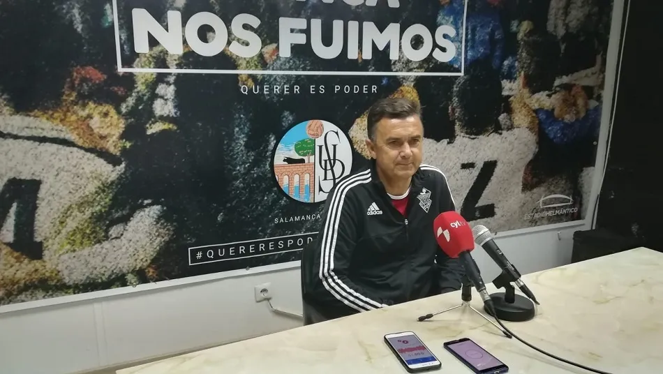 Campos, en el inicio de la rueda de prensa. Foto: SALAMANCArtv AL DÍA