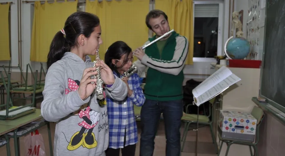 Alumnos de la Escuela de Música durante una clase