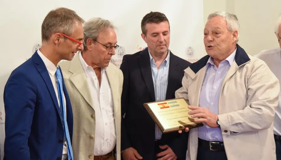 Miembros del Centro Salamanca de Buenos Aires y de la Federación de Sociedades Castellanas y Leonesas de la República Argentina, junto al rector de la USAL, Ricardo Rivero
