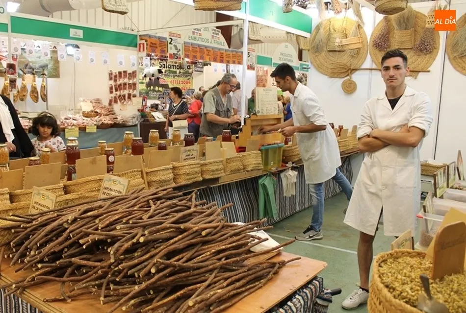 Los palos grandes de regaliz, lo más curioso del puesto de especias y otras hierbas