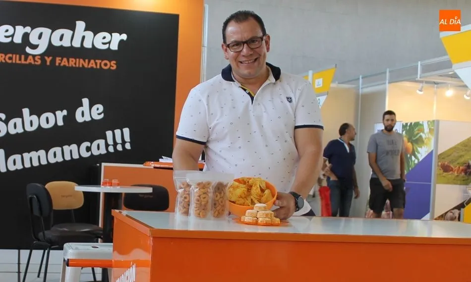 Raúl Morales, de Hergaher, con los nuevos productos con el farinato como ingrediente estrella, en Salamaq