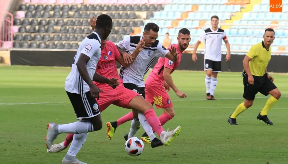 Manu Molina avanza ante dos rivales en presencia de Moussa. Foto: Alberto Martín
