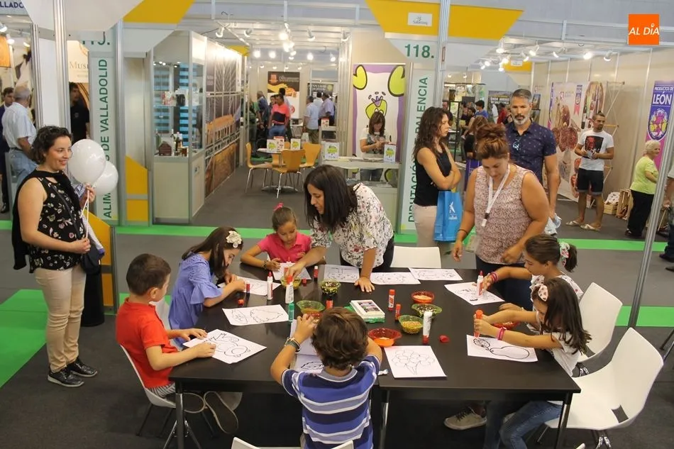 Taller con semillas en el Espacio de Innovación y Divulgación Científica de la USAL