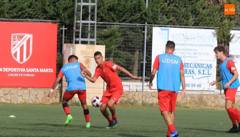 Los jugadores del Santa Marta, durante un calentamiento. Foto: Alberto Martín