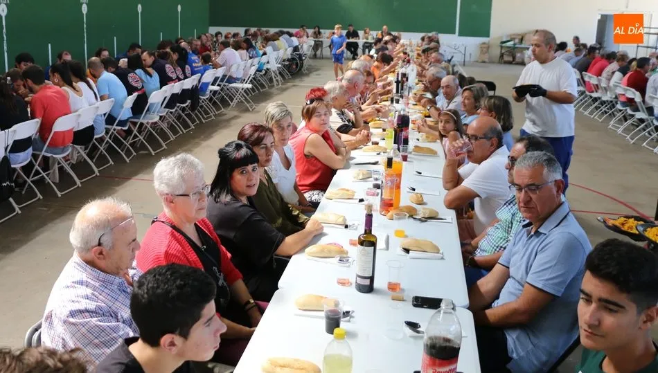 En torno a 350 personas dieron cuenta de una exquisita paella para despedir las fiestas / CORRAL
