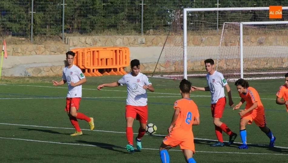 Una acción del partido ante el Rayo Majadahonda.