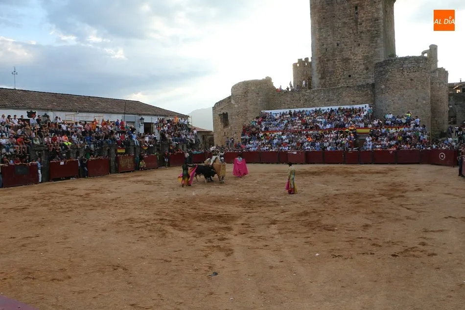 El castillo de Miranda del Castañar preside la antigua plaza de toros labrada en piedra en pleno casco histórico