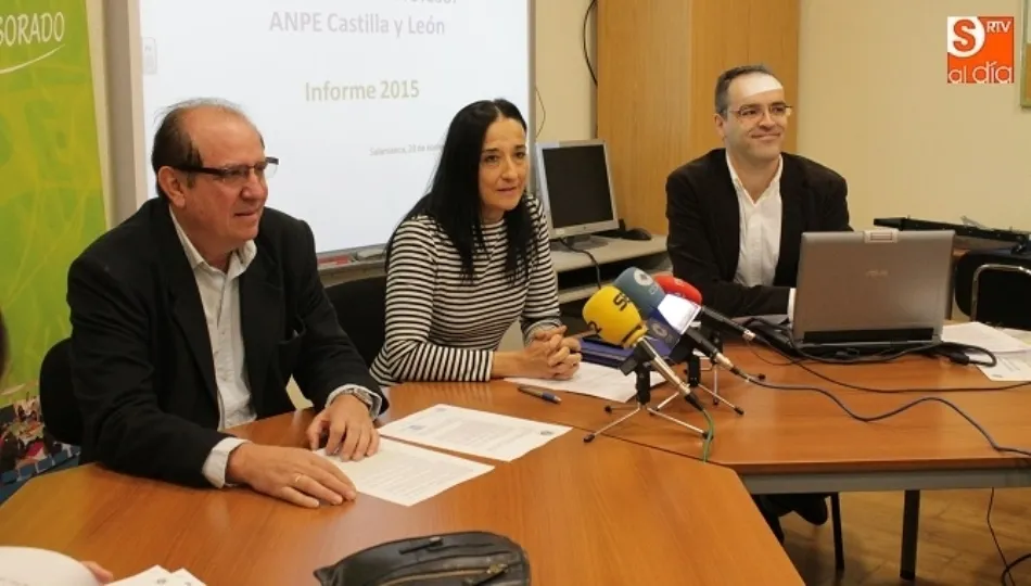 Pilar Gredilla Fontaneda, presidenta de ANPE Castilla y León, entre Nicolás Ávila Villanueva, vicepresidente de ANPE Castilla y León, y Jesús Niño Triviño, Defensor del Profesor