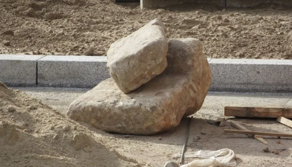 Este colectivo asegura que ha constatado la presencia de restos de interés en la plaza de los Leones, que eran maltratados, enterrados por la maquinaría y utilizados como relleno