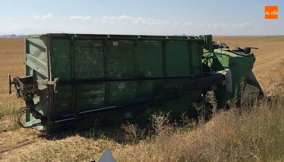 Estado del vehículo, volcado, junto a la carretera CL-610, entre Paradinas de San Juan y Peñaranda de Bracamonte