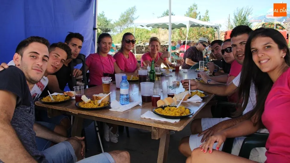 Los vecinos de Villares continúan las fiestas disfrutando de una rica paella