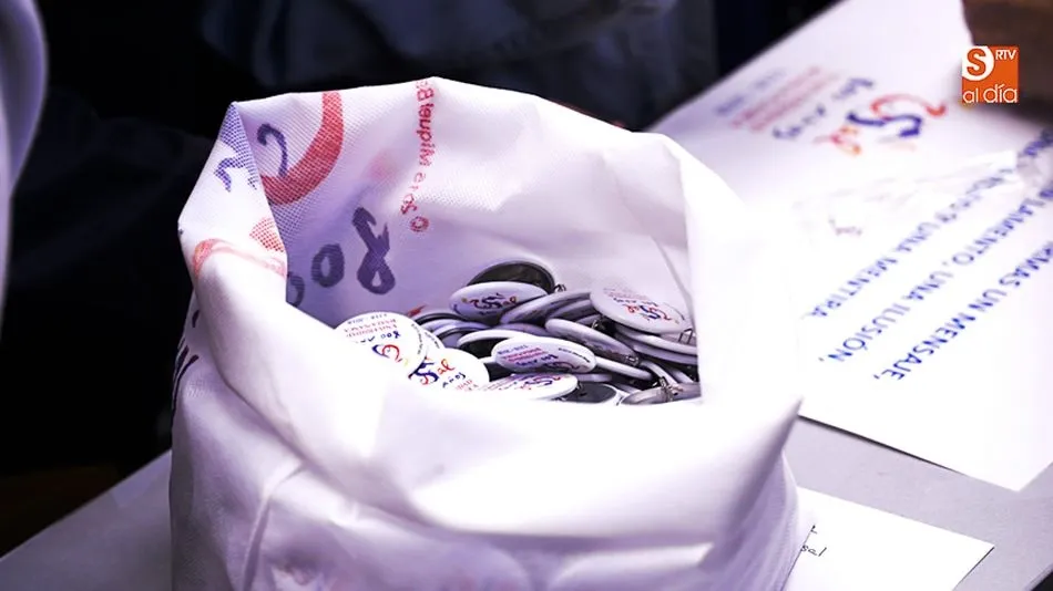 Chapas promocionales de la Usal disponibles en una feria anterior / Foto: Alejandro López.