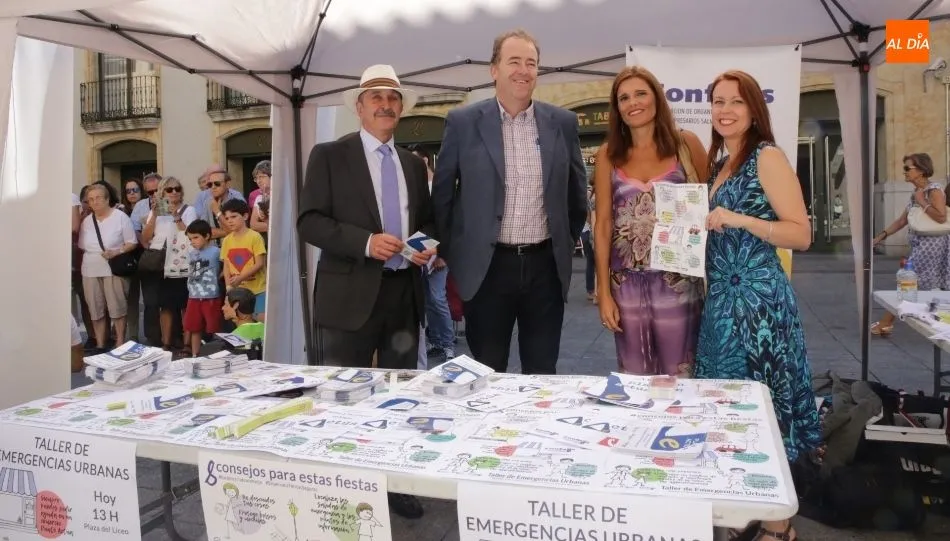 Bernabé Cascón y Juan Manuel Gómez, de Confaes, junto a la presidenta de ASECOV, Soledad Gómez, y la concejala de Comercio del Ayuntamiento de Salamanca, Almudena Parres. Foto de Alberto Martín