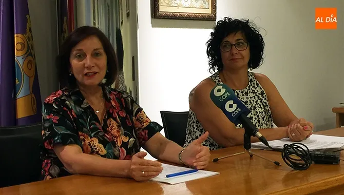 La alcaldesa de Peñaranda, Carmen Ávila, y la concejal de Educación y Cultura, Araceli Rodríguez, presentaban la convocatoria de ayudas al libro de texto y el transporte