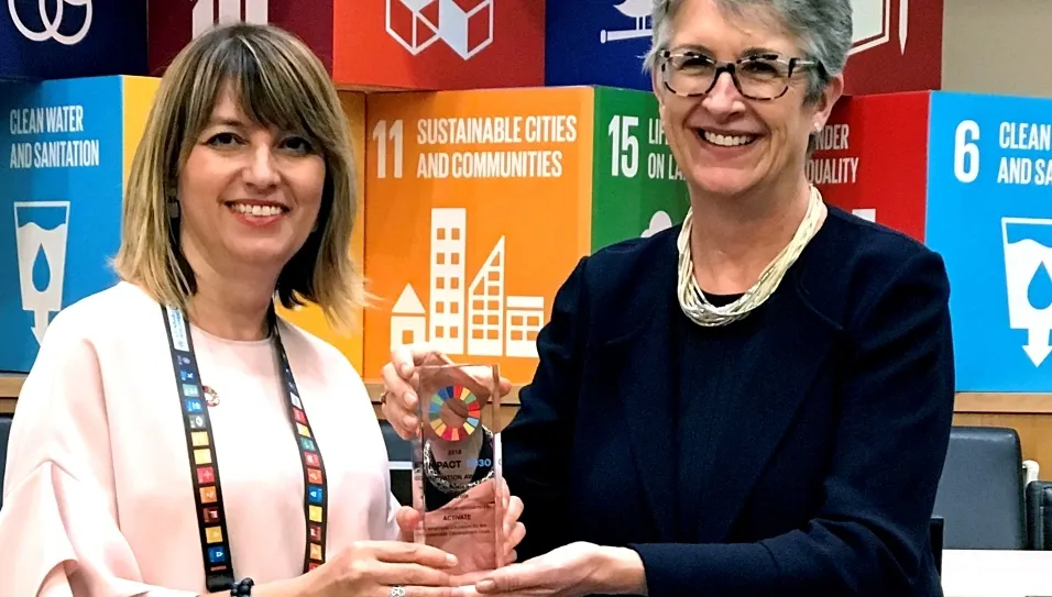 Begoña Barberá recibe el premio de manos de Sue Stephenson