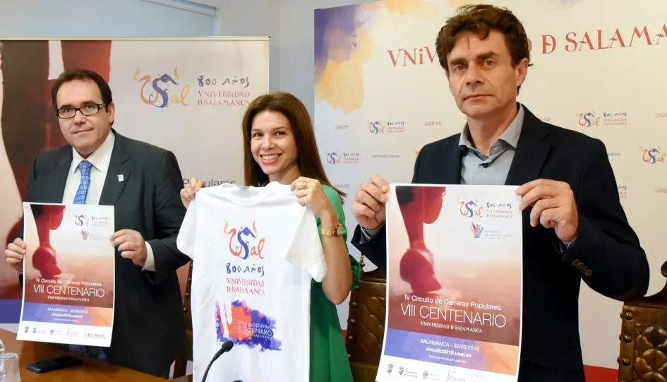 La vicerrectora de Estudiantes y Sostenibilidad, Ana Belén Ríos Hilario; el director de la Oficina del VIII Centenario, Julio Cordero, y el director del Servicio de Educación Física y Deportes de la Universidad de Salamanca, Alberto Rincón, presentan la C