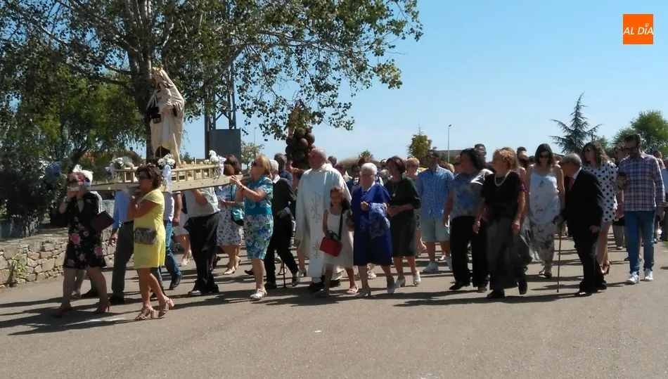 La Virgen del Carmen sale en procesión por las calles de Trabanca  