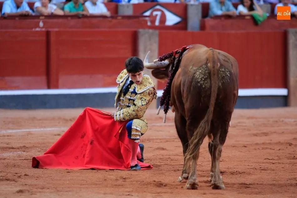 Desplante de Antonio Grande ante su segundo novillo. Foto: Miguel Hernández