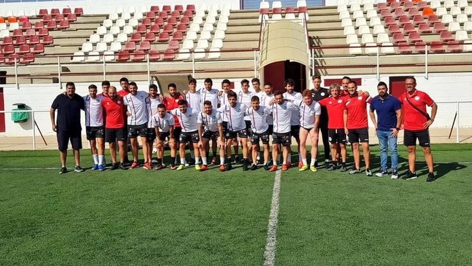 La expedición del equipo charro posa en el Municipal de Puerto Lumbreras. Fotos: Unionistas TW
