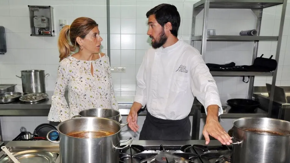 La concejala de Formación, Chabela de la Torre, en la Escuela de Hostelería de Santa Marta de Tormes