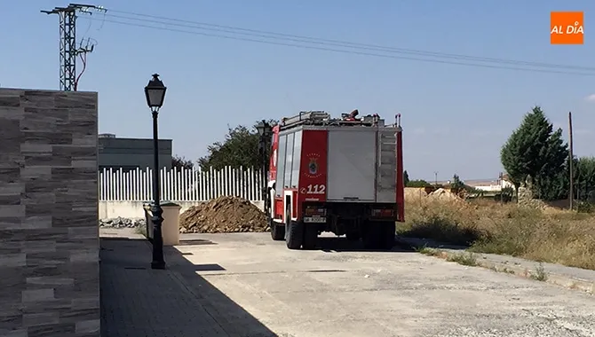 Efectivos de los Bomberos, Policía y técnicos de las empresas encargadas han realizado un operativo para acabar con la fuga de gas en la calle Campo Charro