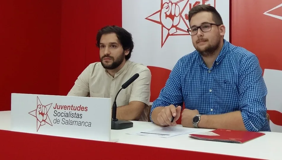 Los Secretarios de Educación y Cultural y de Memoria Histórica y Patrimonio de las Juventudes Socialistas de Salamanca, José Luis Domínguez y Pablo Poveda
