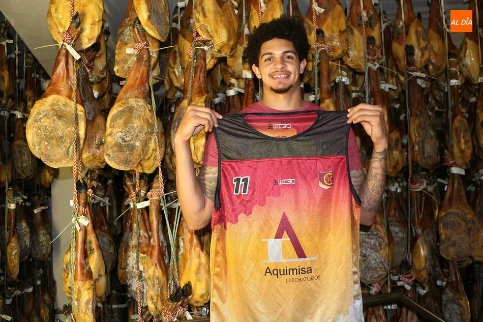 Chris Kendrix fue recibido con los mejores productos de la tierra salmantina