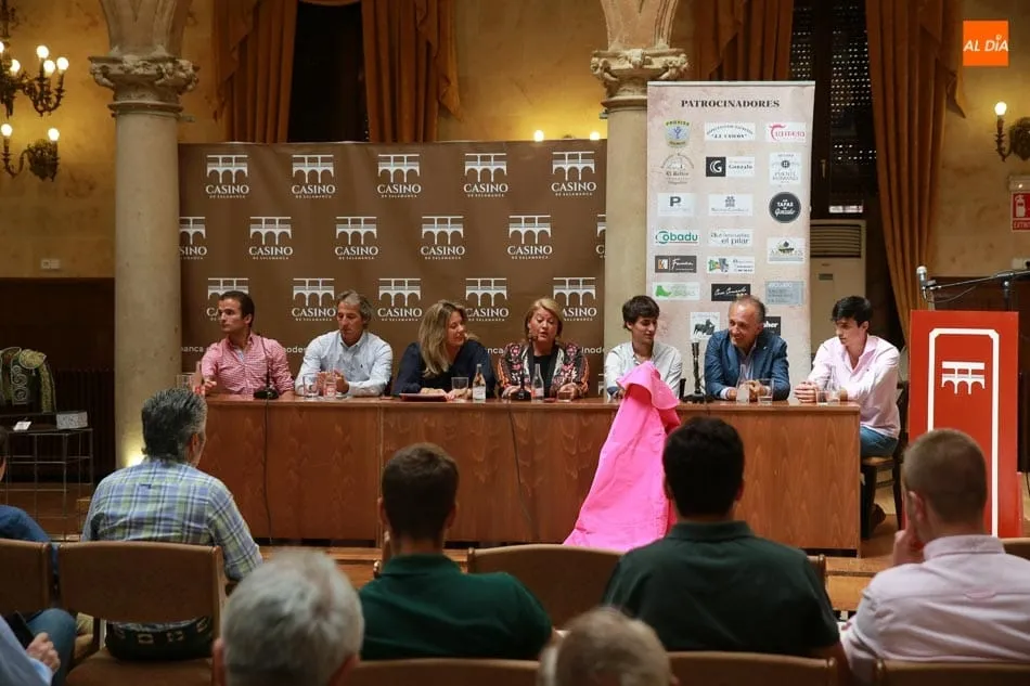 Mesa con los ponentes y las moderadoras de Los Aperitivos Taurinos del Casino. Foto: Alberto Martín