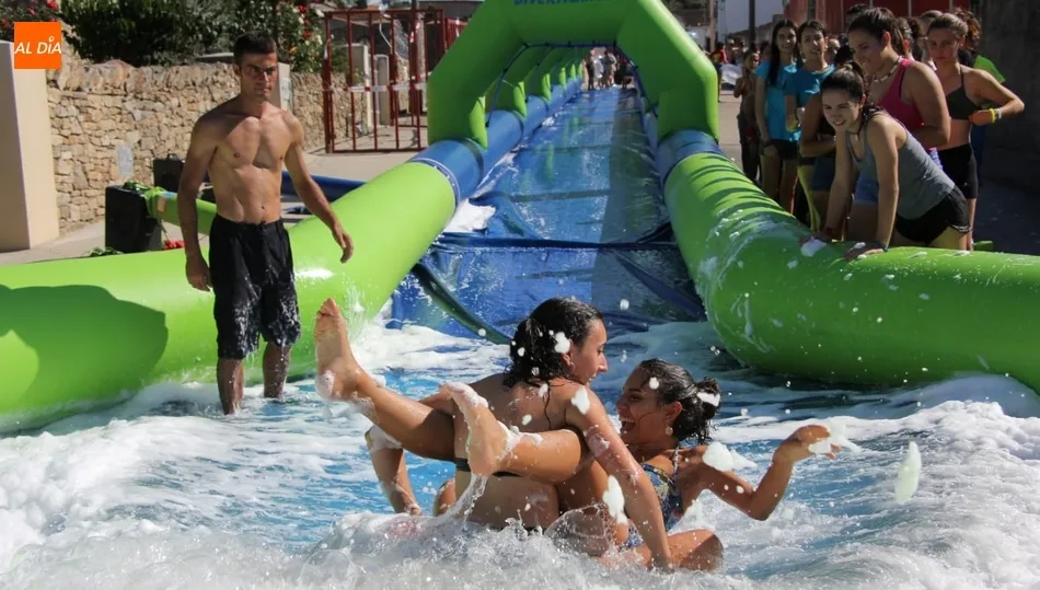 El tobogán acuático resultó todo un acontecimiento / MARIBEL SÁNCHEZ