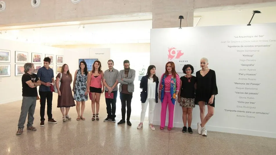Los becados junto a la presidenta de las Cortes, Silvia Clemente, en la sede de la exposición.